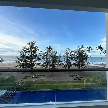 Ss Staycation @Roxy Sematan Beach Apt Exterior photo